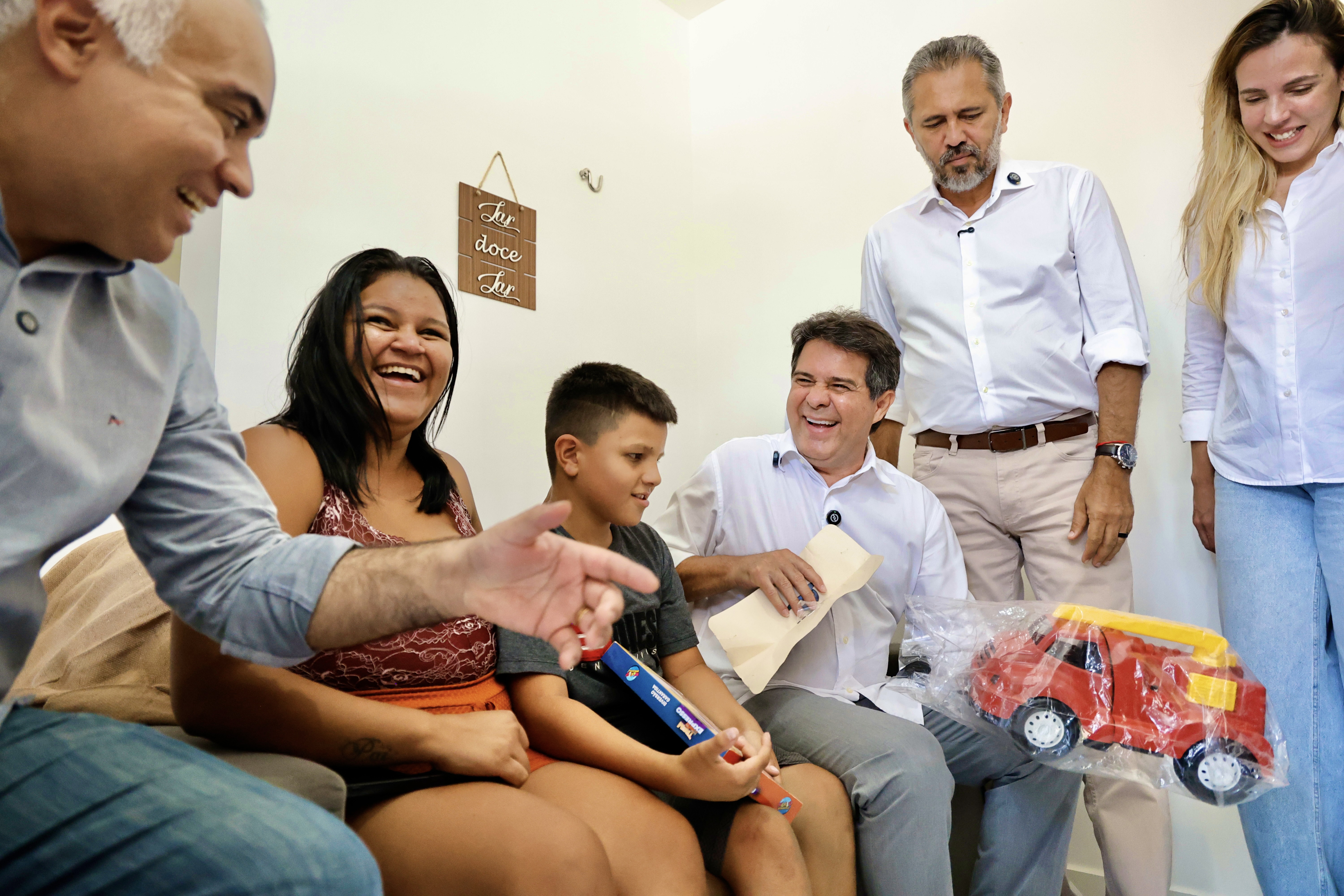 grupo de pessoas dentro de um dos apartamento entregues